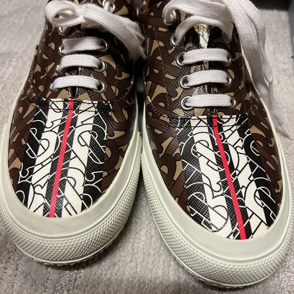 Women’s size 6 Burberry Shoes. Worn once. No damages or scratches. - Picture 10 of 15